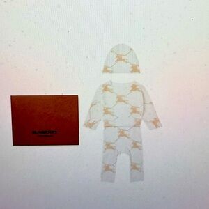 Burberry, NWT,‎ three-piece baby gift set, printed equestrian Knight 12 month